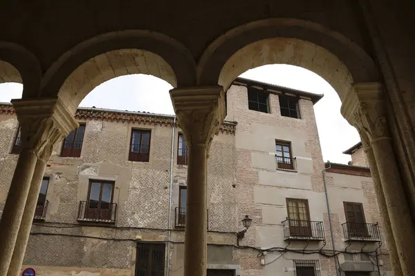 İspanya 'nın Castilla y Leon kentindeki eski Segovia şehrindeki Santisima Trinidad Kilisesi' nden Atrium. Del Campo ailesinin sarayı arka planda..