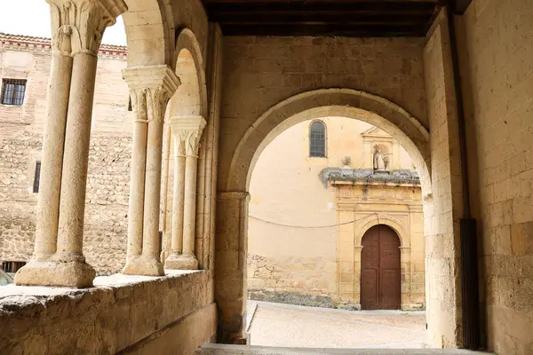 İspanya 'nın Castilla y Leon kentindeki eski Segovia şehrindeki Santisima Trinidad Kilisesi' nden Atrium.