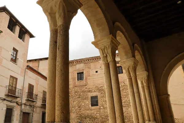 İspanya 'nın Castilla y Leon kentindeki eski Segovia şehrindeki Santisima Trinidad Kilisesi' nden Atrium.