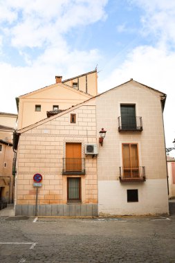 Segovia, Castilla y Leon, İspanya - 5 Nisan 2025: Eski İspanya 'nın Segovia şehrinde güzel cepheli tarihi evler