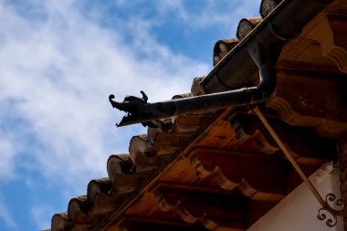 İspanya 'da dekoratif hayvan figürlü oluk