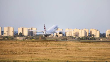 Alicante, İspanya - 28 Haziran 2025: Brüksel Havayolları şirketinin uçağı açık gökyüzü ile Alicante-Elche Miguel Hernandez havaalanından havalandı