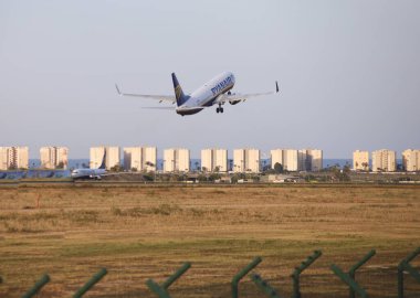 Alicante, İspanya - 28 Haziran 2025: Ryanair şirketinin uçağı açık gökyüzü ile Alicante-Elche Miguel Hernandez havaalanından havalandı