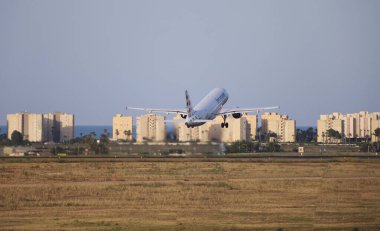 Alicante, İspanya - 28 Haziran 2025: Brüksel Havayolları şirketinin uçağı açık gökyüzü ile Alicante-Elche Miguel Hernandez havaalanından havalandı