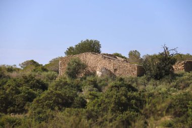 İspanya 'da terk edilmiş taştan bir ev.