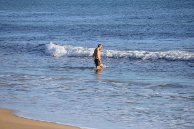 Arenales del Sol, Alicante, İspanya - 20 Haziran 2025: Güney İspanya 'da yaz aylarında Arenales del Sol' da yüzmek için denize giren adam