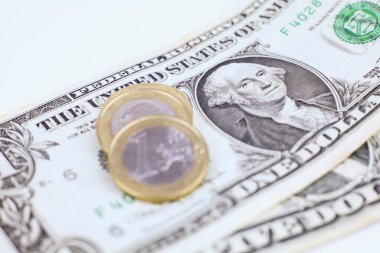 Beyaz arka planda üç euro ve dolar banknotları