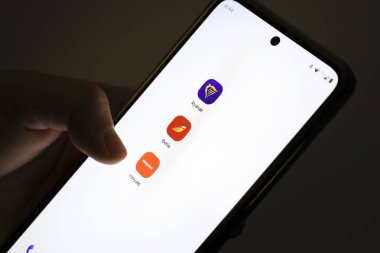 Madrid, İspanya - 27 Temmuz 2025: Cep telefonunda Easyjet uçuş rezervasyon uygulaması kullanan kişi