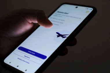 Madrid, İspanya - 27 Temmuz 2025: Ryanair uçuş rezervasyon uygulamasını cep telefonunda kullanan kişi