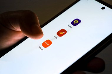Madrid, İspanya - 27 Temmuz 2025: Cep telefonunda Easyjet uçuş rezervasyon uygulaması kullanan kişi