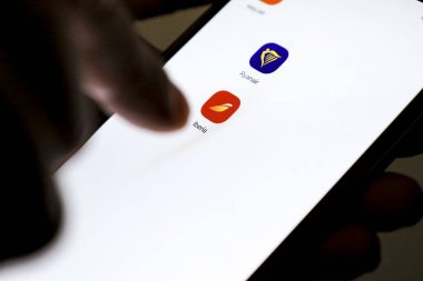 Madrid, İspanya - 27 Temmuz 2025: Cep telefonundan İberya uçuş rezervasyon uygulamasını seçen kişi