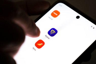 Madrid, İspanya - 27 Temmuz 2025: Cep telefonundan uçuş rezervasyonu uygulaması seçilmesi