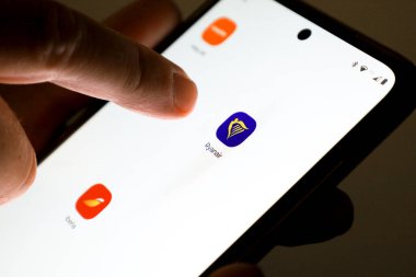 Madrid, İspanya - 27 Temmuz 2025: Ryanair uçuş rezervasyon uygulamasını cep telefonundan seçen kişi