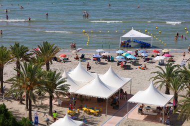 Santa Pola, Alicante, İspanya - 1 Ağustos 2025: Santa Pola 'nın ana plajındaki engelliler için tesisler Playa de Levante olarak adlandırılır ve güneşli bir günde