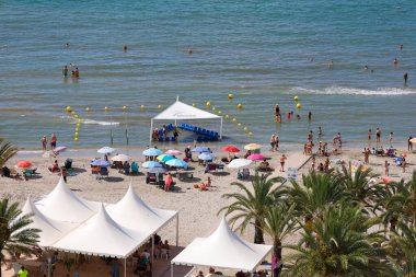 Santa Pola, Alicante, İspanya - 1 Ağustos 2025: Santa Pola 'nın ana plajındaki engelliler için tesisler Playa de Levante olarak adlandırılır ve güneşli bir günde