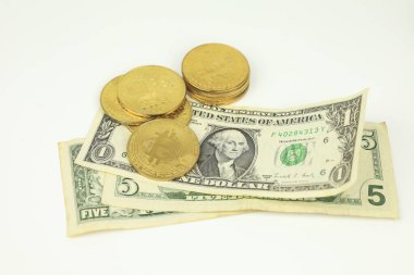 Beyaz arka planda bitcoin ve dolar banknotları