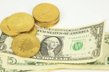 Beyaz arka planda bitcoin ve dolar banknotları
