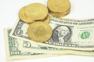 Beyaz arka planda bitcoin ve dolar banknotları