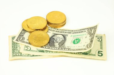 Beyaz arka planda bitcoin ve dolar banknotları