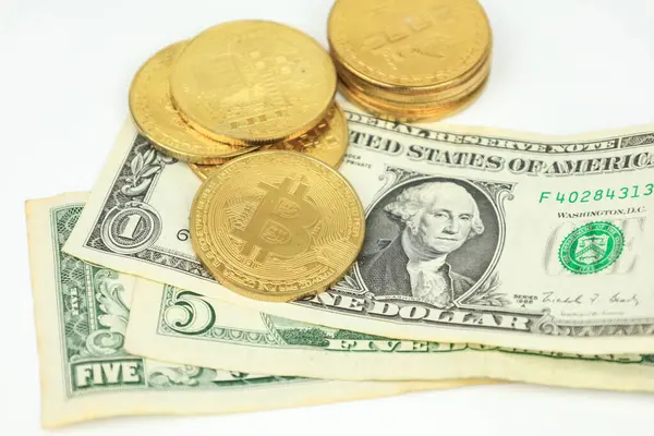 Beyaz arka planda bitcoin ve dolar banknotları
