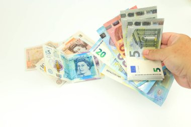 Beyaz arka planda sterlin ve avro banknotları el ele tutuşuyor