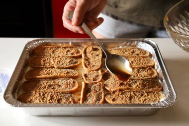 Kadın mutfakta Tiramisu tatlısı yapıyor.