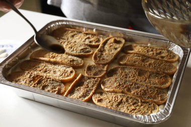 Kadın mutfakta Tiramisu tatlısı yapıyor.