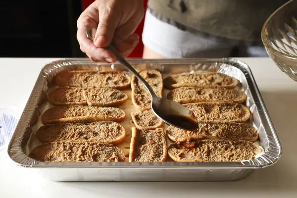 Kadın mutfakta Tiramisu tatlısı yapıyor.