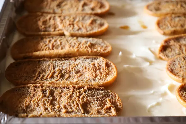 Tiramisu tatlısı tabağı mutfakta.