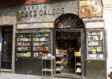Madrid, İspanya - 13 Ağustos 2025: Madrid 'in başkenti Chueca' da eski ve güzel Perez Galdos kitapçısı