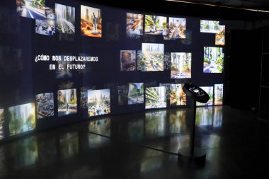 Madrid, İspanya - 13 Ağustos 2025: Madrid 'deki Telefonica binasının içindeki sergiler