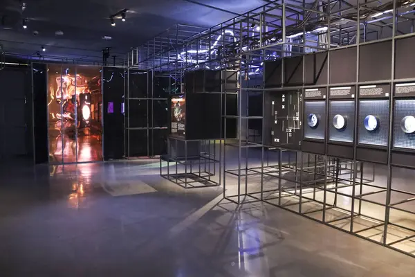 Madrid, İspanya - 13 Ağustos 2025: Madrid 'deki Telefonica binasının içindeki sergiler