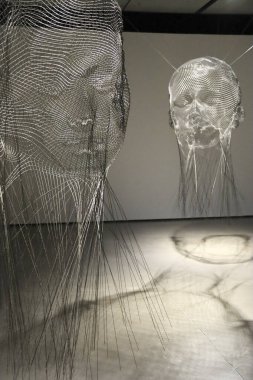 Madrid, İspanya - 13 Ağustos 2025: Madrid 'deki Telefonica vakıf binasında Jaume Plensa sanatçı iç mesele sergisi