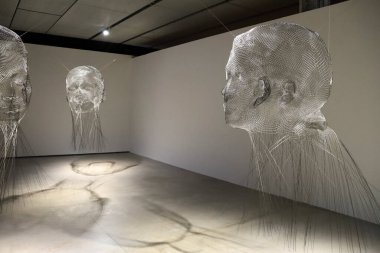 Madrid, İspanya - 13 Ağustos 2025: Madrid 'deki Telefonica vakıf binasında Jaume Plensa sanatçı iç mesele sergisi