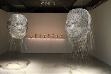 Madrid, İspanya - 13 Ağustos 2025: Madrid 'deki Telefonica vakıf binasında Jaume Plensa sanatçı iç mesele sergisi