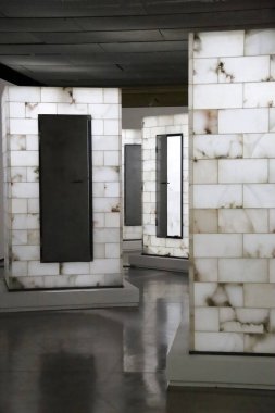 Madrid, İspanya - 13 Ağustos 2025: Madrid 'deki Telefonica vakıf binasında Jaume Plensa sanatçı iç mesele sergisi