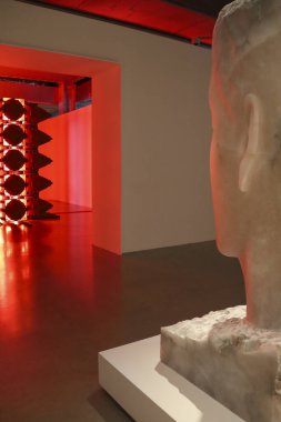 Madrid, İspanya - 13 Ağustos 2025: Madrid 'deki Telefonica vakıf binasında Jaume Plensa sanatçı iç mesele sergisi