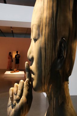 Madrid, İspanya - 13 Ağustos 2025: Madrid 'deki Telefonica vakıf binasında Jaume Plensa sanatçı iç mesele sergisi