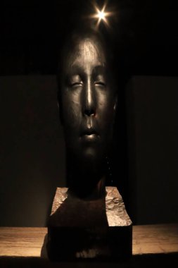 Madrid, İspanya - 13 Ağustos 2025: Madrid 'deki Telefonica vakıf binasında Jaume Plensa sanatçı iç mesele sergisi