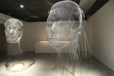 Madrid, İspanya - 13 Ağustos 2025: Madrid 'deki Telefonica vakıf binasında Jaume Plensa sanatçı iç mesele sergisi