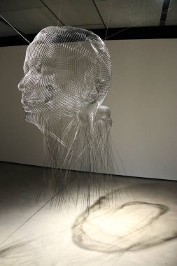 Madrid, İspanya - 13 Ağustos 2025: Madrid 'deki Telefonica vakıf binasında Jaume Plensa sanatçı iç mesele sergisi