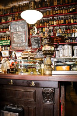 Madrid, İspanya - 7 Mart 2019 Madrid 'de Bodega La Ardosa adında tipik bir İspanyol şarap tavernası.