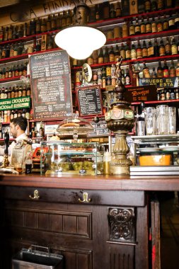 Madrid, İspanya - 7 Mart 2019 Madrid 'de Bodega La Ardosa adında tipik bir İspanyol şarap tavernası.
