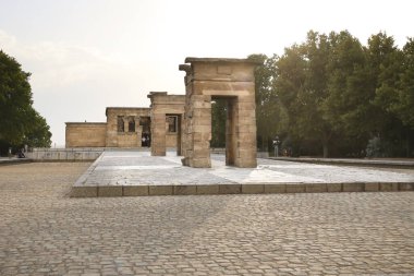 Madrid, İspanya - 13 Ağustos 2025: Madrid şehrinin merkezinde yeniden inşa edilen Debod Tapınağı