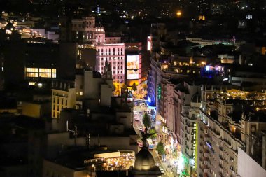 Madrid, İspanya - 13 Ağustos 2025: gece Madrid 'in panoramik manzarası Riu Hotel binasının çatısından