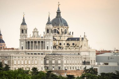Madrid, İspanya 13 Ağustos 2025, Madrid Kraliyet Sarayı ve Madrid 'deki Almudena Katedrali.