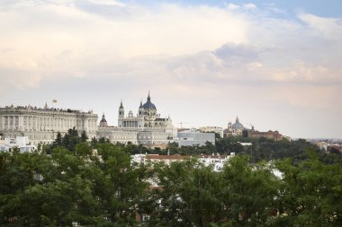 Madrid, İspanya 13 Ağustos 2025, Madrid Kraliyet Sarayı ve Madrid 'deki Almudena Katedrali.