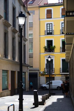 Madrid, İspanya - 23 Ağustos 2025: Madrid 'in ünlü Chueca bölgesinin dar sokakları güneşli bir yaz gününde.