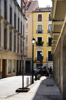 Madrid, İspanya - 23 Ağustos 2025: Madrid 'in ünlü Chueca bölgesinin dar sokakları güneşli bir yaz gününde.