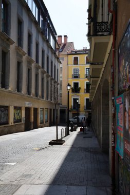 Madrid, İspanya - 23 Ağustos 2025: Madrid 'in ünlü Chueca bölgesinin dar sokakları güneşli bir yaz gününde.